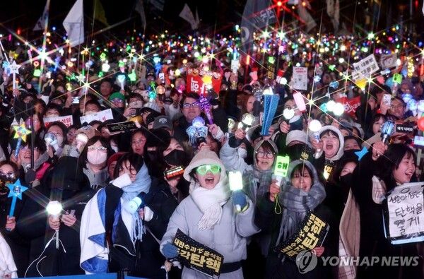 탄핵 가결에 환호하는 시민들 [사진=연합뉴스]