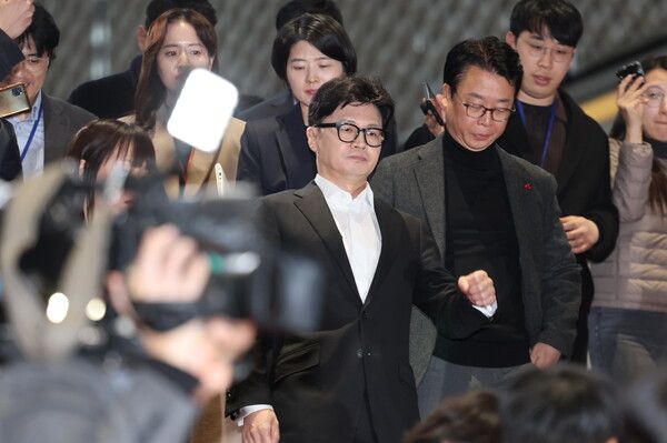 국민의힘&nbsp;한동훈&nbsp;대표가 14일 오후 윤석열 대통령 탄핵소추안이 가결된 뒤 국회를 나서고 있다. [사진=연합뉴스]&nbsp;