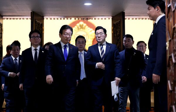 더불어민주당&nbsp;이재명&nbsp;대표와 박찬대 원내대표 등 의원들이 14일 오후 윤석열 대통령 탄핵소추안이 가결된 뒤 국회 본회의장을 나오고 있다. [사진=연합뉴스]