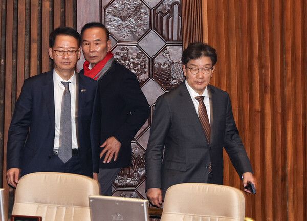 윤석열 대통령에 대한 두 번째 탄핵소추안 국회 표결을 앞두고 14일 국회 본회의장에&nbsp;국민의힘&nbsp;권성동 원내대표가 입장하고 있다. [사진=연합뉴스]