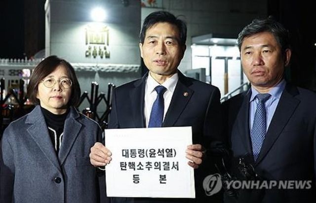 ㅂ윤석열 대통령 탄핵소추의결서가 14일 저녁 대통령실에 전달되었다. 윤 대통령의 직무는 이날 오후 7시24분에 적지됐다. [사진=연합뉴스]