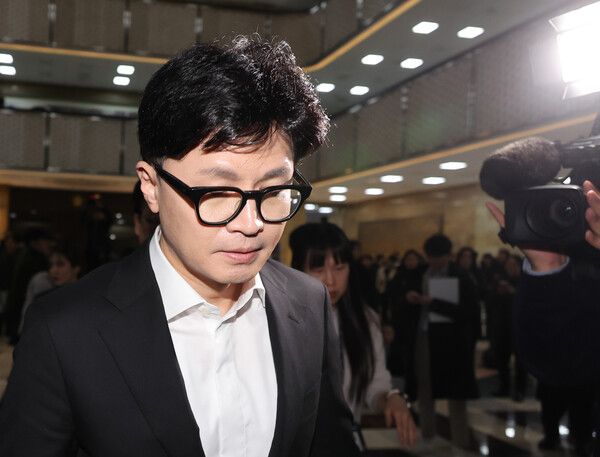 국민의힘 한동훈 대표가 14일 오후 윤석열 대통령 탄핵소추안이 가결된 뒤 당 대표실을 나와 의원총회장으로 들어가고 있다.[사진=연합뉴스]