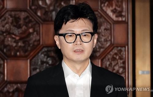 국민의힘&nbsp;한동훈&nbsp;대표가 14일 오후 윤석열 대통령 탄핵소추안이 가결된 뒤 의원총회장에서 나와 취재진 질문에 답하고 있다. [사진=연합뉴스]