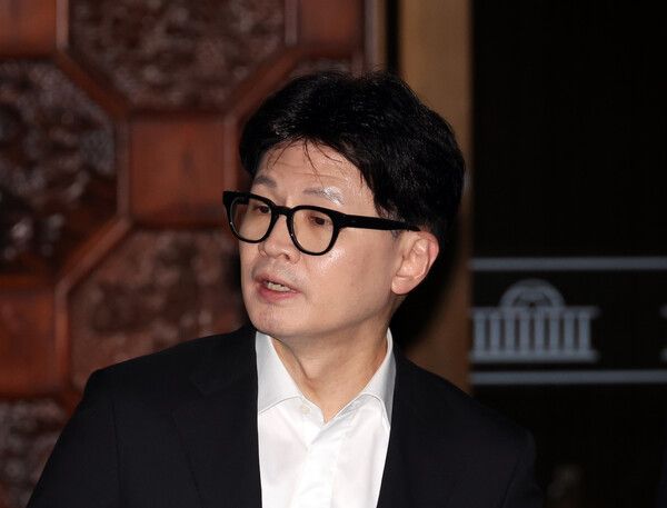 국민의힘 한동훈 대표가 14일 오후 윤석열 대통령 탄핵소추안이 가결된 뒤 의원총회장에서 나와 취재진 질문에 답하고 있다. [사진=연합뉴스]