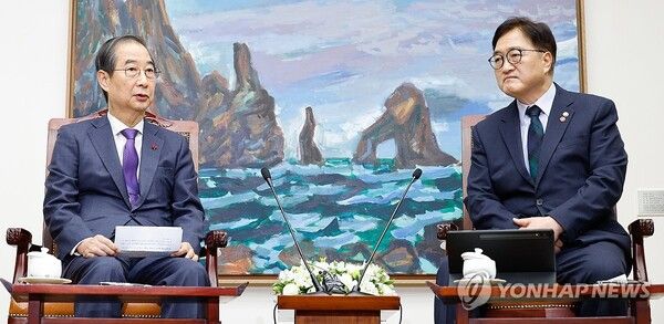 우원식 국회의장(오른쪽)과 한덕수 대통령 권한대행 국무총리가 15일 오후 국회에서 만나 대화하고 있다. 2024.12.15 [국회사진기자단] [사진=연합뉴스]