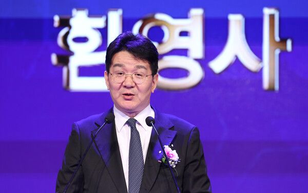 조원태 한진그룹 회장이 16일 회사내 전산망을 통해 대한항공 등 한진그룹 계열사 5개와 아시아나항공 계열사 6개사 임직원에게 기업결합을 축하하는 담화문을 보냈다. [사진=연합뉴스]