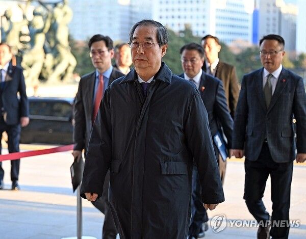 한덕수 대통령 권한대행 국무총리가 15일 오후 국회를 방문해 우원식 국회의장을 예방하기 위해 이동하고 있다. 2024.12.15 [사진=연합뉴스]