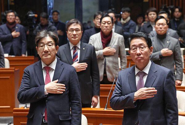 국민의힘&nbsp;권성동&nbsp;원내대표가 16일 국회에서 열린 의원총회에 참석해 국민의례를 하고 있다. [사진=연합뉴스]