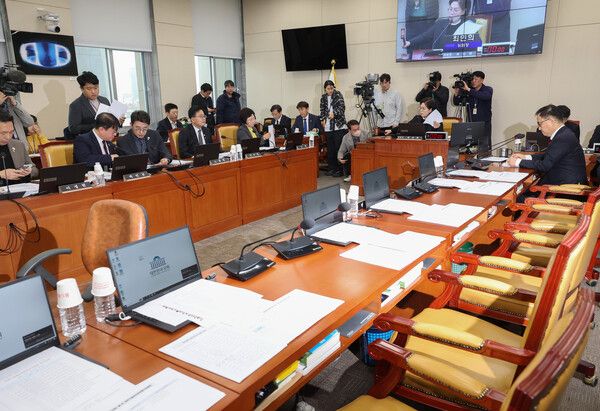 &nbsp;지난13일 서울 여의도 국회에서 열린 과학기술정보방송통신위원회 전체회의에서 더불어민주당 소속 최민희 위원장이 의사봉을 두드리고 있다.[사진=연합뉴스]