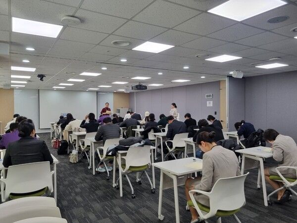 지난 13일 서울 더 플라자 호텔에서 한화호텔앤드리조트 임직원들이 서비스경영자격(SMAT) 시험에 응시하고 있다. [사진=한국생산성본부]