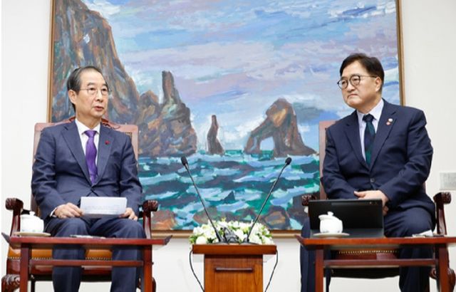 한덕수 대통령 권한대행이 15일 우원식 국회의장을 접견한 자리에서 이재명 대표가 제안한 '국정안정협의체' 구성에&nbsp;