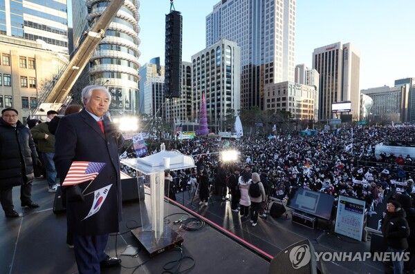 전광훈 사랑제일교회 목사가 14일 오후 서울 종로구 동화면세점 앞에서 보수성향 단체인 대한민국바로세우기국민운동본부(대국본) 주최로 열린 '자유 대한민국 수호 국민혁명대회'에서 연설언하고 있다. 2024.12.14 [사진=연합뉴스]