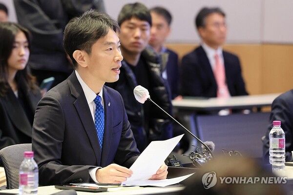 [사진=이복현 금융감독원장이 13일 오전 서울 영등포구 여의도 FKI타워 컨퍼런스센터에서 열린 '개인투자자와 함께하는 열린 토론'에 참석해 인사말을 하고 있다.(연합뉴스 제공)]