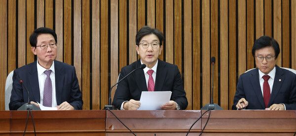 국민의힘&nbsp;권성동&nbsp;당 대표 권한대행 겸 원내대표(가운데)가 17일 오전 국회에서 열린 원내대책회의에서 발언하고 있다. [사진=연합뉴스]