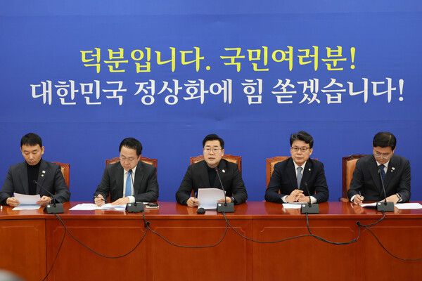 더불어민주당 박찬대 원내대표가 17일 오전 서울 여의도 국회에서 열린 원내대책회의에서 발언하고 있다. [사진= 연합뉴스]