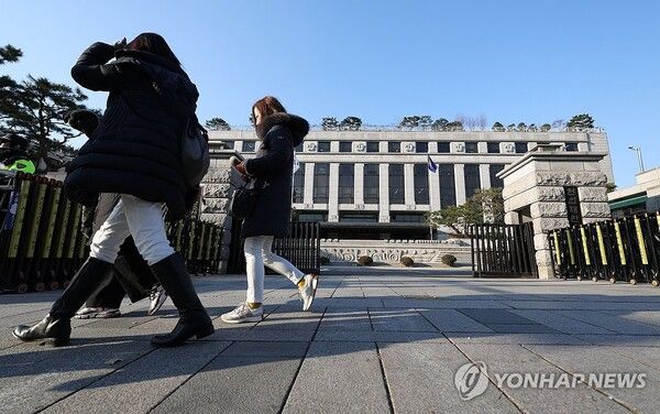 윤석열 대통령의 탄핵심판 사건을 맡은 헌법재판소가 사안의 중대성을 고려해 이 사건을 최우선으로 심리한다. 사진은 16일 오전 서울 종로구 헌법재판소의 모습. 2024.12.16 [사진=연합뉴스]