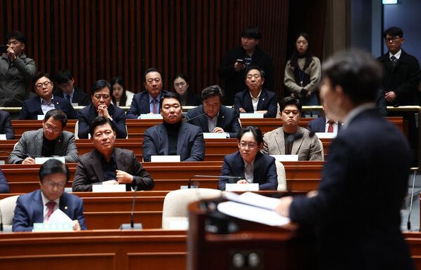 &nbsp;국민의힘&nbsp;의원들이 16일 국회에서 열린 의원총회에 참석해 권성동 원내대표의 발언을 듣고 있다. [사진=연합뉴스]