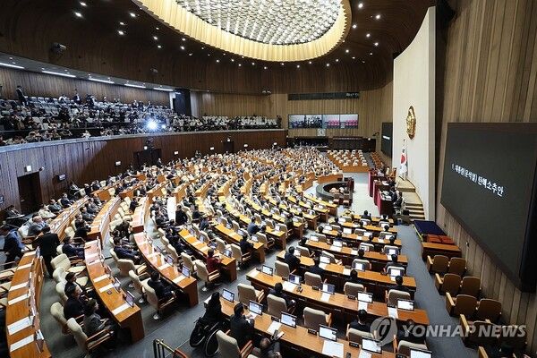 우원식 국회의장이 14일 오후 국회 본회의에서 윤석열 대통령 탄핵소추안에 대한 가결을 선포하고 있다. 2024.12.14 [사진=연합뉴스]
