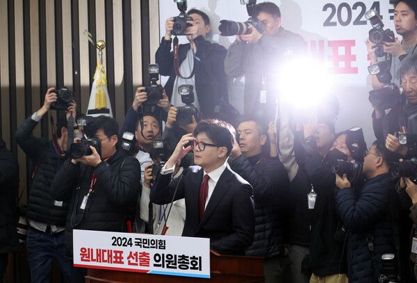 12일 오전 국회에서 열린 국민의힘 의원총회에&nbsp;한동훈&nbsp;대표가 참석해 의원들의 항의를 받고 있다. [사진=연합뉴스]