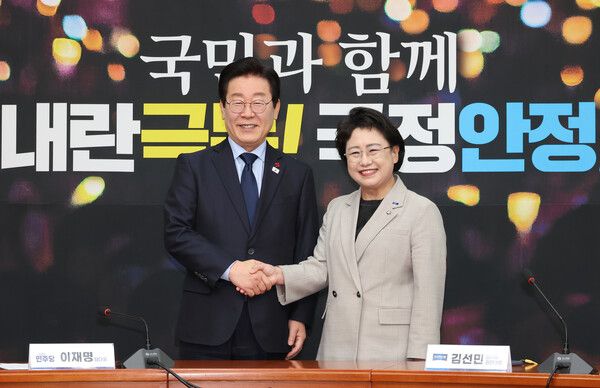 더불어민주당 이재명 대표(왼쪽)가 18일 오전 국회에서 예방한 조국혁신당 조국혁신당 김선민 당대표 권한대행과 인사하고 있다. [사진= 연합뉴스]