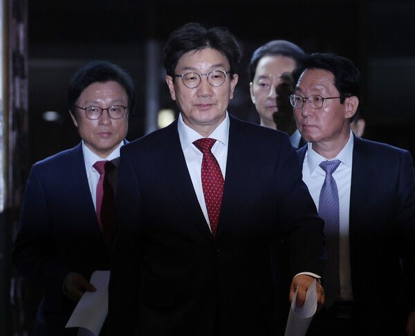 국민의힘&nbsp;권성동&nbsp;대표 권한대행 겸 원내대표가 18일 서울 여의도 국회에서 열린 비상의원총회에 참석하고 있다. [사진=연합뉴스]