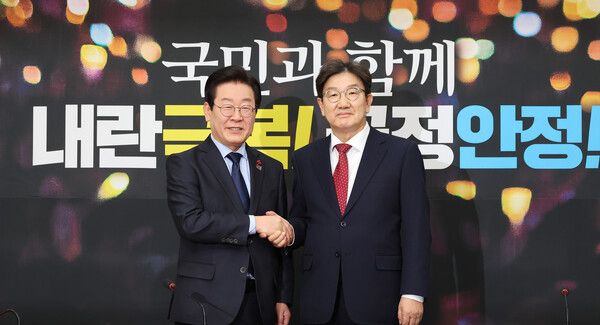 국민의힘 권성동 원내대표(오른쪽)가 18일 오후 국회에서 더불어민주당 이재명 대표를 예방해 인사하고 있다. [사진= 연합뉴스]