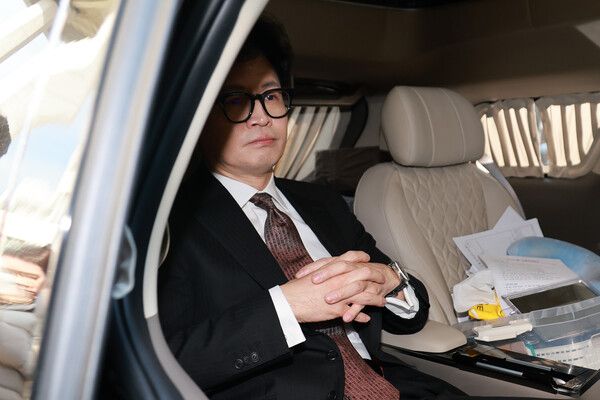 국민의힘&nbsp;한동훈&nbsp;대표가 16일 오전 서울 여의도 국회에서 당대표 사퇴 기자회견을 마치고 차량에 탑승하고 있다. [사진=연합뉴스]