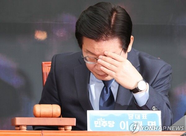 더불어민주당 이재명 대표가 18일 오전 서울 여의도 국회에서 열린 최고위원회의에서 손으로 이마를 짚고 있다. 2024.12.18 [사진=연합뉴스]