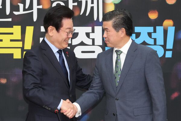 더불어민주당 이재명 대표가 16일 오후 서울 여의도 국회에서 제임스 김 주한미국상공회의소(암참) 회장을 접견하고 있다. 2024.12.16 [사진=연합뉴스]