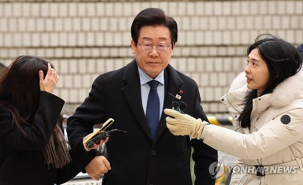 더불어민주당 이재명 대표가 17일 서울 서초구 서울중앙지법에서 열린 '대장동 배임·성남FC 뇌물' 관련 1심 속행 공판에 출석하며 법정으로 향하고 있다. 2024.12.17 [사진=연합뉴스]