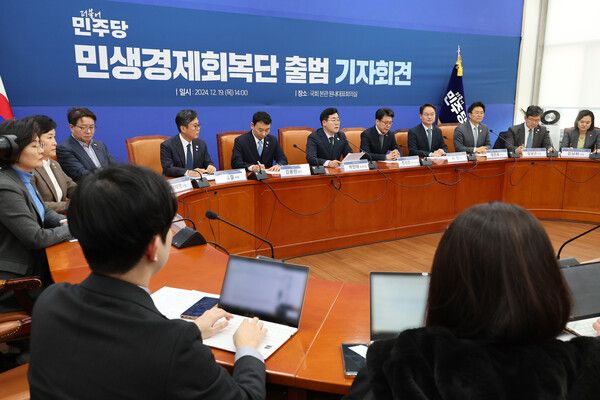 더불어민주당 박찬대 원내대표가 19일 오후 서울 여의도 국회에서 열린 민생경제회복단 출범 기자회견에서 발언하고 있다. [사진= 연합뉴스]