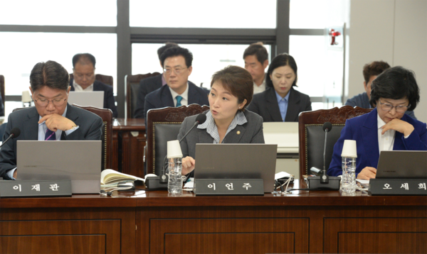이언주(더불어민주당 최고위원, 미래경제성장전략위원장, 용인정)의원이 19일 국회 산업통상자원중소벤처기업위원회 회의에서 안덕근 산업통상자원부 장관에게 현안질의를 하고 있다.[사진=의원실 제공]