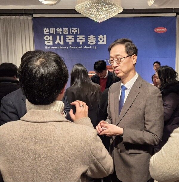 박재현 대표가 19일 기자회견장에서 임시주주총회가 끝난 후 기자들과 한미약품의 비전에 대해 이야기하고 있다. [사진=이태윤]