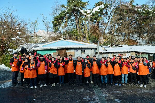 사진은 지난 29일 에너지 취약계층을 위한 연탄나눔 봉사활동에서 이상학 KT&G 수석부사장(가운데)과 임직원들이 기념사진을 촬영하고 있는 모습. [사진= KT&G]