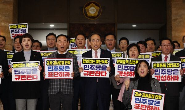 2일 정기회 제14차&nbsp;본회의가 열리는 서울 여의도 국회 로텐더홀에서 국민의힘 의원들이 민주당의 감사원장 탄핵안 보고와 관련해 피켓 시위를 하고 있다. [사진=연합뉴스]