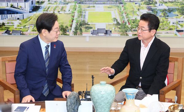 더불어민주당 이재명 대표가 1일 오전 경북도청을 찾아 이철우 경북도지사와 면담하고 있다. [사진=연합뉴스]