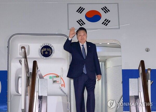 윤석열 대통령이 21일 31차 아시아태평양경제협력체(APEC) 및 19차 주요 20개국(G20) 정상회의 일정을 마친 뒤 성남 서울공항에 도착, 전용기인 공군 1호기에서 인사하고 있다. 2024.11.21 [사진=연합뉴스]