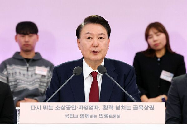 윤석열&nbsp;대통령이 2일 충남 공주시 아트센터 고마에서 '다시 뛰는 소상공인·자영업자, 활력 넘치는 골목상권'을 주제로 국민과 함께하는 민생토론회를 하고 있다.[사진=연합뉴스]