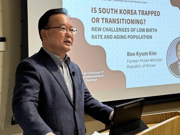 김부겸 전 국무총리가 13일(현지시간) 미 스탠퍼드대 월터 쇼렌스틴 아시아태평양연구소(소장 신기욱)에서 '한국의 저출산과 고령화 문제'를 주제로 특별 초청 강연을 하고 있다 [사진=연합뉴스]