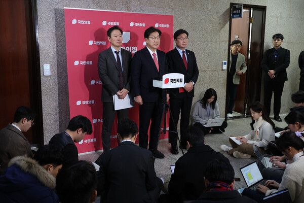 국민의힘 권성동 대표 권한대행 겸 원내대표가 20일 오후 서울 여의도 국회에서 민생·안보 협의 위한 여야정협의체 참여 결정 등에 대한 취재진 질문에 답하고 있다. [사진= 연합뉴스]