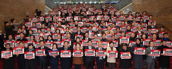 더불어민주당 박찬대 원내대표를 비롯한 더불어민주당 의원들이 20일 오전 서울 여의도 국회 로텐더홀에서 의원총회 후 한덕수 대통령 권한대행 국무총리, 국민의힘을 규탄하며 손팻말을 들고 있다.