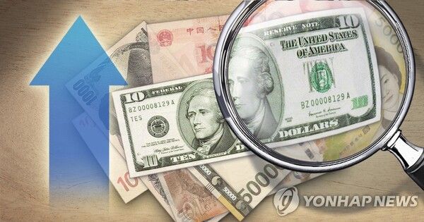미국의 고금리가 장기화할 수 있다는 관측 속에 달러화가 6개월 만에 최고 수준으로 올라서자&nbsp;지난해 9월 수준에는 못 미치고 원/달러 환율도 그때보다 낮지만, 경제 둔화 우려까지 겹친 중국의 위안화는 기록적인 수준으로 떨어지고 있다. [사진=연합뉴스]