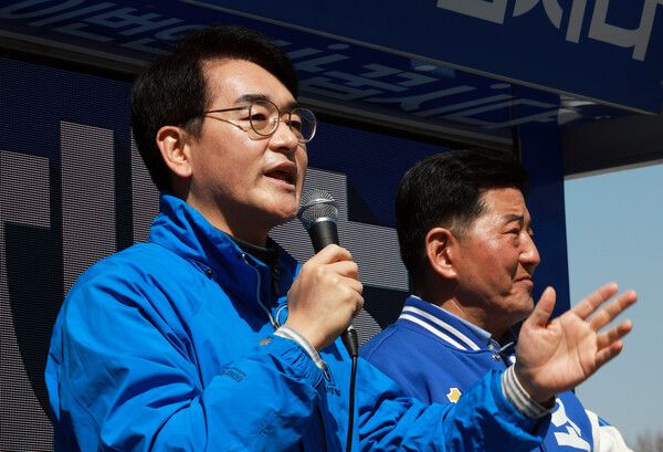 더불어민주당 박용진 의원이 31일 서울 송파구 올림픽공원역 인근에서 시민들에게 조재희 송파갑 후보와 함께 지지를 호소하고 있다. 2024.3.31 [사진=연합뉴스]