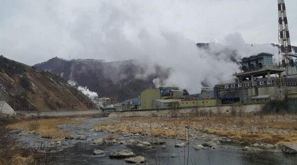 영풍문고는 낙동강 오염의 주범으로 지목된 영풍 석포제련소와 같은 영풍그룹 계열사다. 사진은 영풍 석포제련소 모습. [사진=환경운동연합]