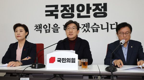 국민의힘 권성동 당 대표 권한대행 겸 원내대표(가운데)가 22일 오전 국회에서 열린 기자간담회에서 발언하고 있다. [사진= 연합뉴스]