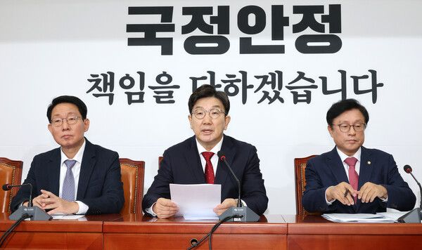 국민의힘&nbsp;권성동&nbsp;대표 권한대행 겸 원내대표(가운데)가 23일 오전 국회에서 열린 원내대책회의에서 발언하고 있다. [사진-연합뉴스]