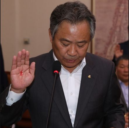 지난 2018년 10월 23일 국정감사에 출석해 증인선서를 하고 있는 이기흥 회장의 손바닥에 王(왕)자가 적혀 있다.&nbsp;