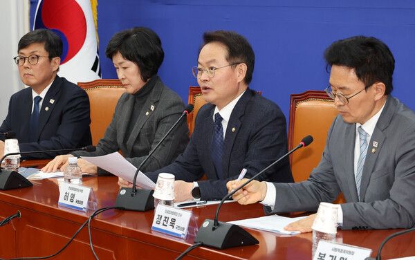 더불어민주당 민생경제회복단 단장을 맡은 허영 의원(왼쪽 세번째)이 23일 오후 국회에서 열린 민생입법합동회의에서 발언하고 있다. [사진= 연합뉴스]