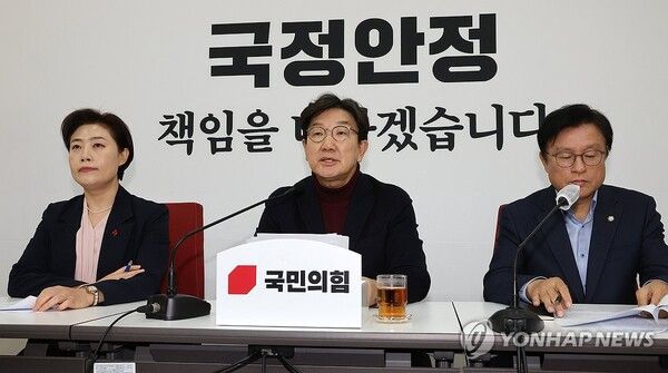 국민의힘 권성동 당 대표 권한대행 겸 원내대표(가운데)가 22일 오전 국회에서 열린 기자간담회에서 발언하고 있다. 2024.12.22 [사진=연합뉴스]