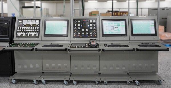 한화시스템은 최근 방위사업청 주관 ‘울산급 배치-IV(FFX Batch-IV) 1번함 ECS 체계개발 사업’을 수주했다고 밝혔다. 사진은&nbsp;차세대 호위함 ‘울산급 배치-IV(FFX Batch-IV)’에 탑재될 한화시스템의 통합기관제어체계(ECS). [사진=한화시스템]